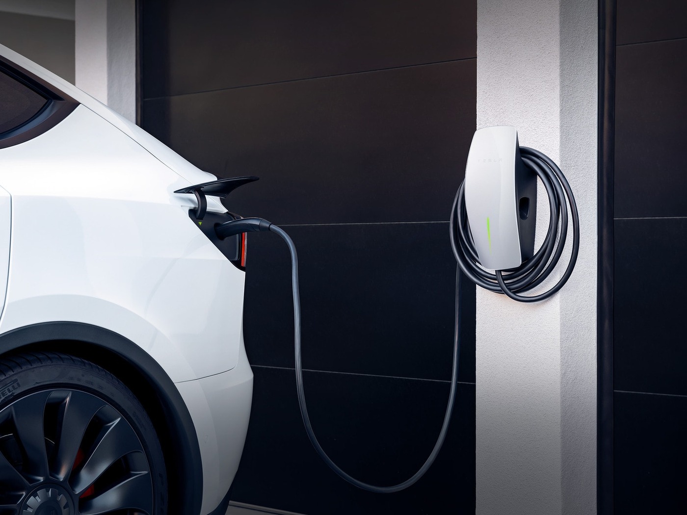 Tesla Wall Connector con cavo avvolto a parete